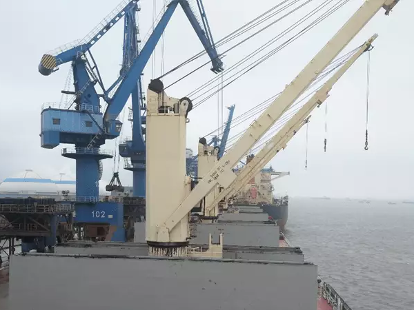 克令吊在安裝過程中如何保護(hù)周圍環(huán)境和設(shè)施？